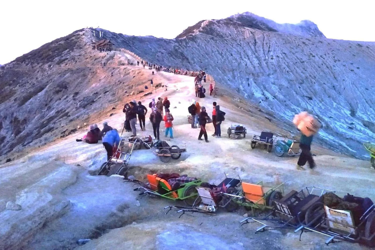 Wisata TWA Kawah Ijen Ditutup Sementara karena Karhutla