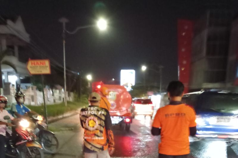 Abu Vulkanik Gunung Anak Krakatau Bertebaran di Jalan Ban...