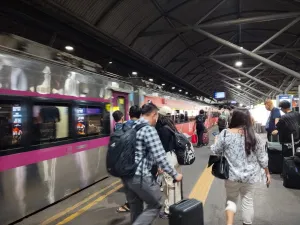 Banyak Penumpang Pesawat Terlantar karena Erupsi Anak Krakatau , KAI Tambah Kereta dari Malang ke Jakarta  