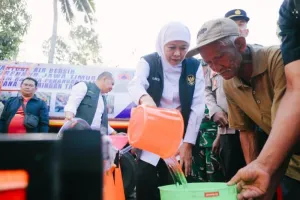 Bliltar Kekeringan, Gubernur Khofifah Salurkan 120 Rit Air Bersih untuk Warga 