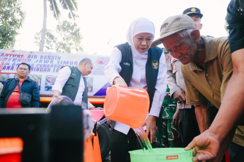 Blitar Kekeringan, Gubernur Khofifah Salurkan 120 Rit Air...