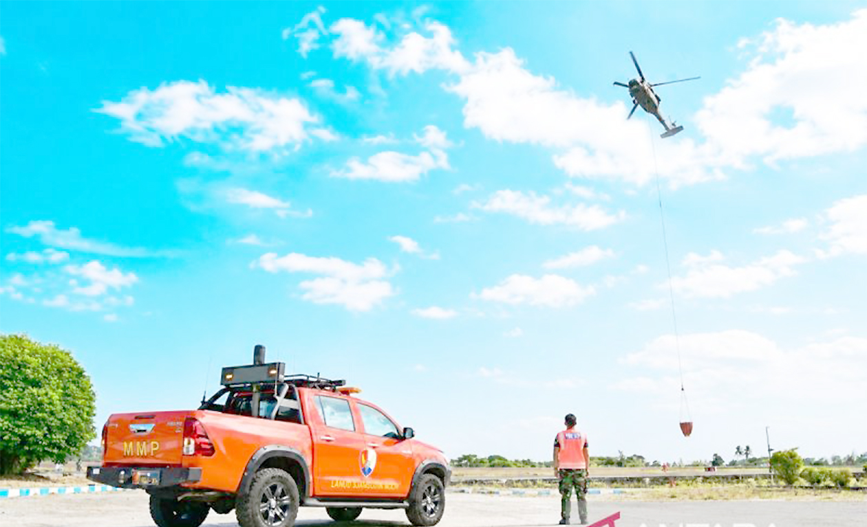 Gempur Api dari Udara, Lanud Sjamsudin Noor Kerahkan Helikopter Pembom Air Tangani Karhutla Kalsel!