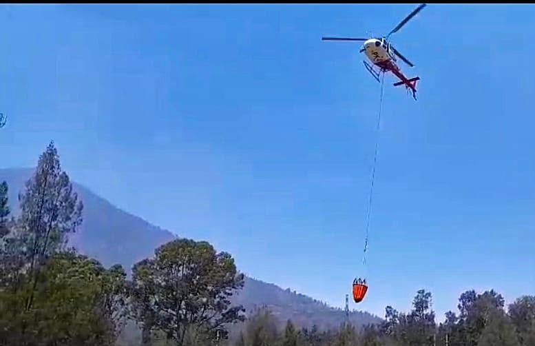 Helikopter Water Bombing Tiba di Banyuwangi Water Bombing...