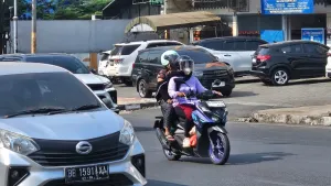 Menkes Imbau Warga Tidak Keluar Rumah demi Kurangi Risiko Dampak Abu Vulkanik