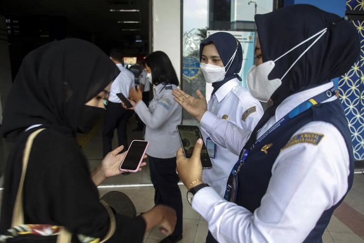 Netizen Keluhkan Abu Vulkanik yang Mengotori Sejumlah Lay...