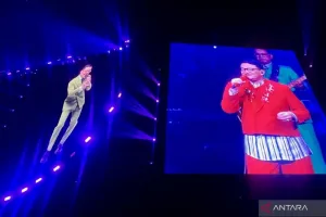 Nostalgia Bikin Haru, Carlo Saba “Kembali” di Konser 40 Tahun Kahitna