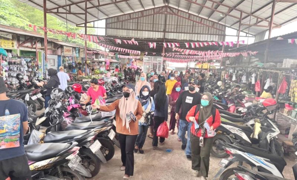 Pemkot Bandarlampung Kerahkan Nakes Bagikan Masker kepada Warga 