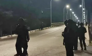 Polisi Tangkap Delapan Pemuda Bawa Senjata Tajam di Jembatan Lalove