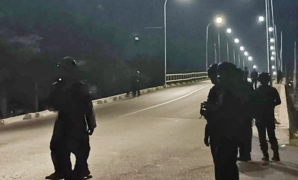 Polisi Tangkap Delapan Pemuda Bawa Senjata Tajam di Jembatan Lalove