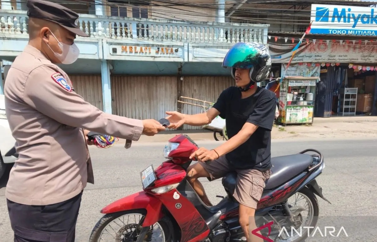 Antisipasi Paparan Abu Anak Krakatau, Polres Bogor Bagikan Masker 