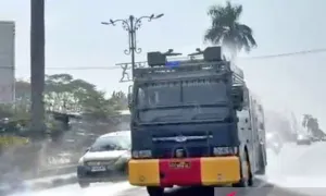 Polres Bogor Kerahkan Water Canon Bersihkan Abu Vulkanik di Jalan