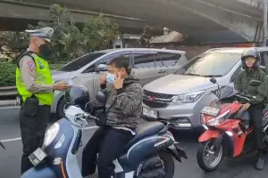 Abu Vulkanik Mulai Mengancam Jakbar, Polisi Bagikan Masker Gratis ke Warga