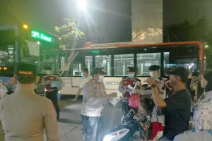 Antisipasi Abu Vulkanik Anak Krakatau, Polsek Senen Bagikan 1.200 Masker