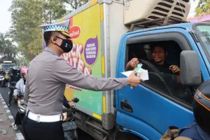 Antisipasi Abu Vulkanik, Polisi Tangerang Bagikan Masker ke Pengendara 