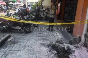 Asap Hitam Menyembur dari Tanah di Pasar Baru, Ternyata Kabel Listrik Korslet