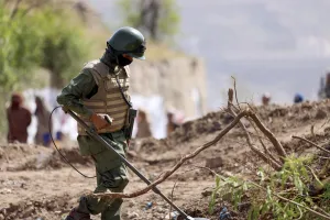 Baku Tembak Sengit Militer Yaman-Houthi, 117 Nyawa Melayang
