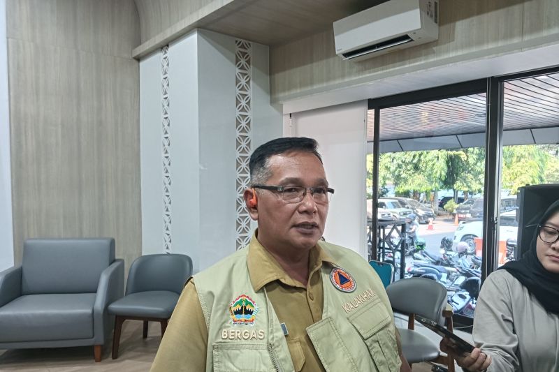 Bukan Hujan Biasa! Modifikasi Cuaca Dikerahkan untuk Jinakkan Api di TPA Putri Cempo