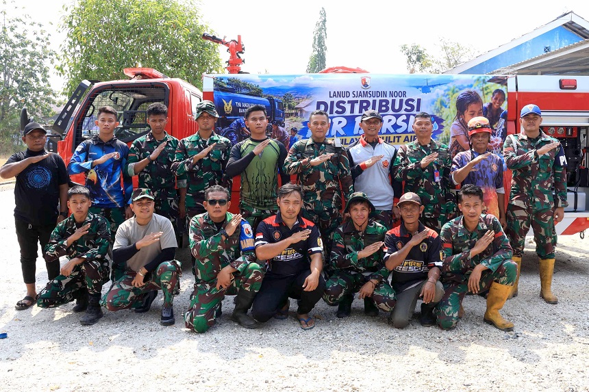 Lanud Sjamsudin Noor Perkuat Kesiapsiagaan Karhutla, Personel Dilatih Operasikan Mobil Damkar.