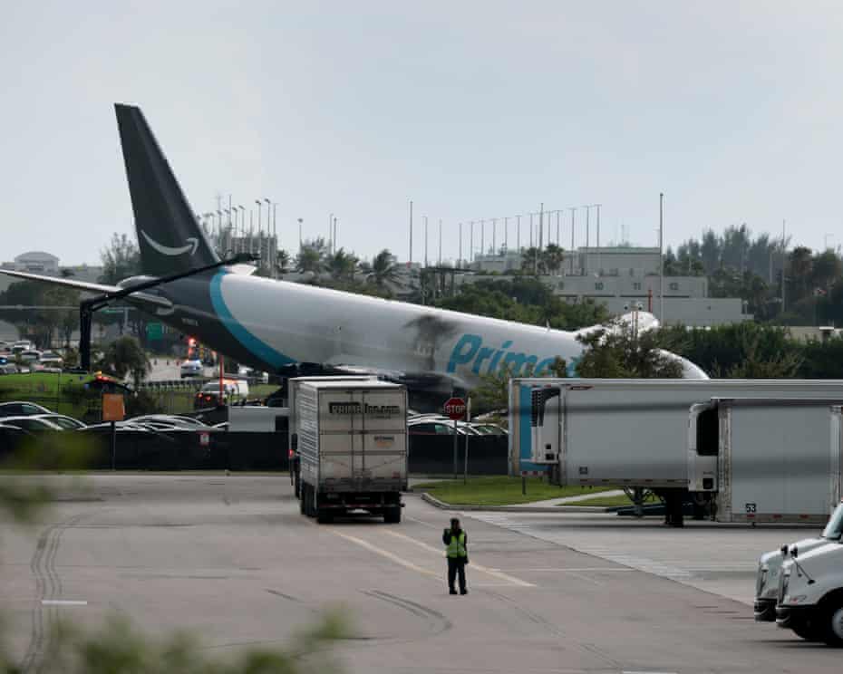 Pesawat Kargo Amazon Jatuh di Bandara Miami, Lima Orang T...