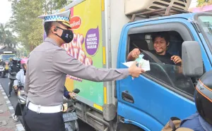 Polisi Tangerang Bagikan Ma...