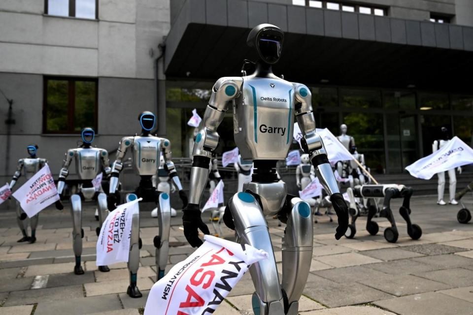 Bikin Geger! 30 Robot Turun ke Jalan di Polandia, Tuntut AI Segera Diatur