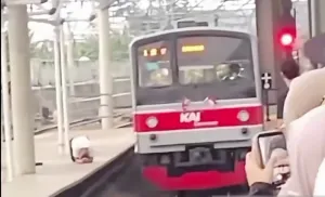Detik-detik Penumpang Melompat dari Peron 2 Stasiun Tanah Abang ke Jalur saat KRL Commuter Line Melaju
