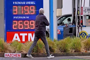 Harga Minyak Dunia Kembali Sentuh 98,5 Dollar AS, Siap-Siap BBM Naik
