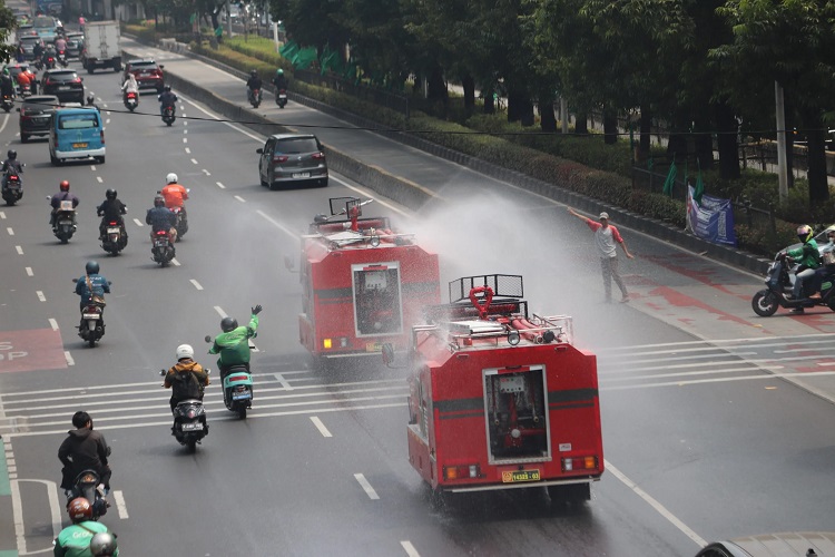 Kodam Jaya Gunakan 147 Water Tank untuk Bersihkan Debu Vu...