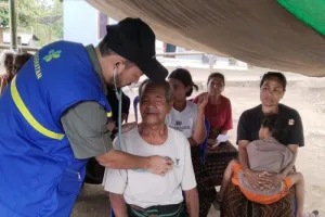 Medan Sulit Tak Halangi Nakes Jangkau Korban Gempa di Ende NTT.