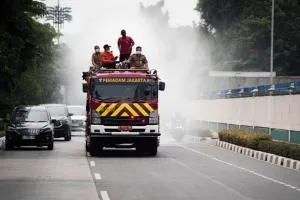 Penyemprotan "water mist" untuk Mitigasi Sebaran Abu Vulkanik di Kembangan