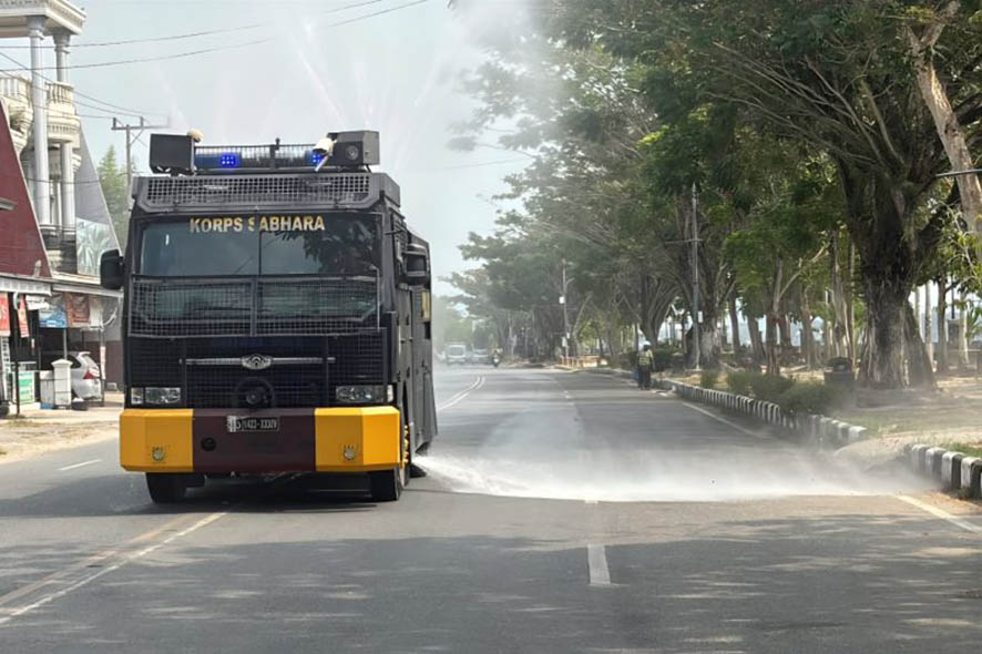 Penyiraman Jalan Berdebu menggunakan Rantis AWC di Tanjungselor 
