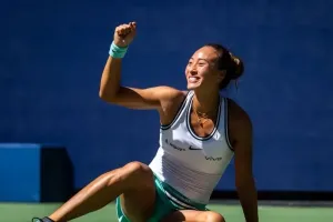 Petenis China Zheng Bikin Kejutan di US Open! Swiatek Tersingkir, Gauff Melaju ke Perempat Final