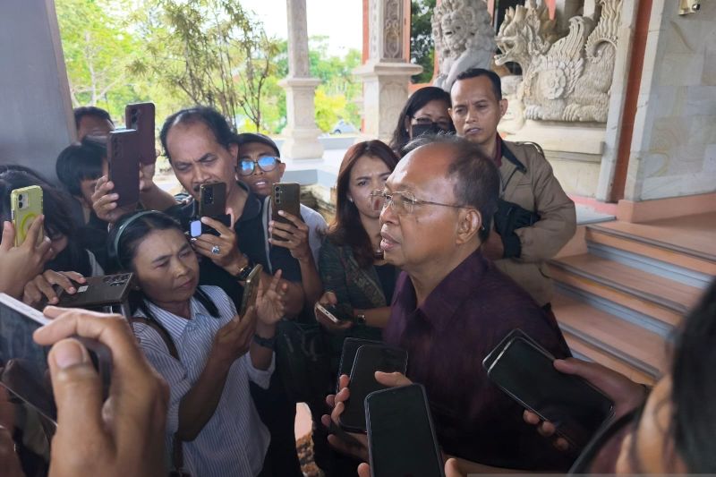 Rumah Bedeng Warga Terbakar, Koster Tekankan Penanganan H...