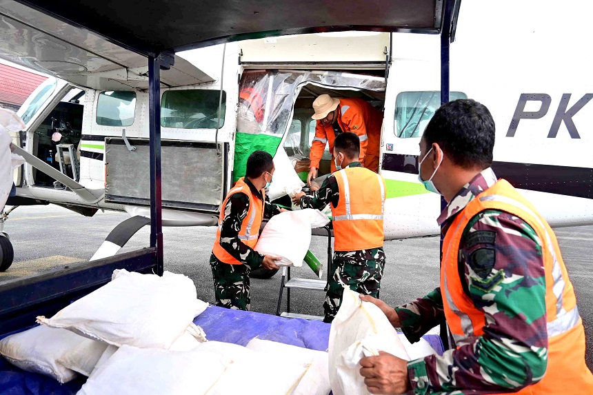 Tiga Ton NaCl Disemai dari Udara, Lanud Sjamsudin Noor Du...