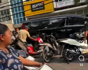 Alphard Tabrak 10 Motor dan 3 Mobil di Menur Pumpungan Surabaya, Lima Orang Luka