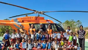 Dari Kelas ke Helipad: Ratusan Siswa SD di Sumba Barat  Kenalan Langsung dengan Helikopter.