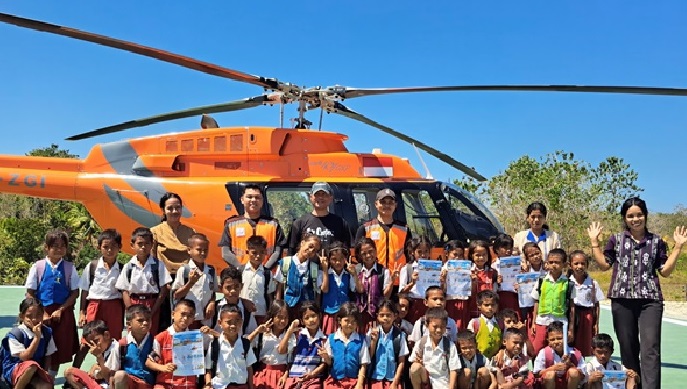 Dari Kelas ke Helipad: Ratusan Siswa SD di Sumba Barat  Kenalan Langsung dengan Helikopter.
