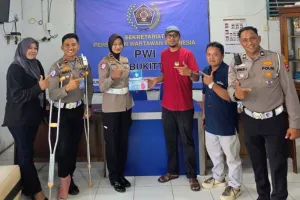 Kabut Asap di Bukittinggi, Satlantas Bagikan Masker untuk Lindungi Wartawan.