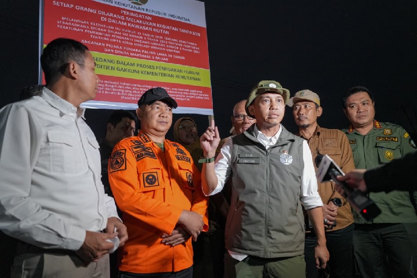 Penegakan Hukum Karhutla, Menhut Raja Antoni Segel Lokasi di Lapangan.
