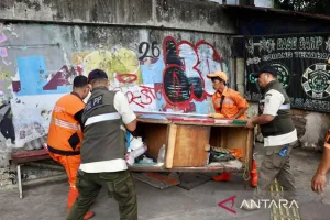 Penertibkan Bangunan Liar Pedagang-Posko Ojol di Kampung Bali