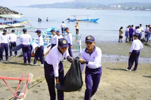 Sambut HUT Ke-81 TNI AL, Prajurit Kodaeral VIII Sapu Bersih Pantai Karang Ria Manado