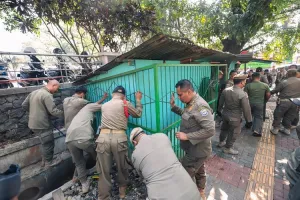 Wali Kota Bandung Larang Bangunan PKL Berdiri di Trotoar dan Saluran Air