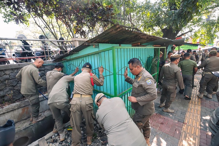 Wali Kota Bandung Larang Bangunan PKL Berdiri di Trotoar ...
