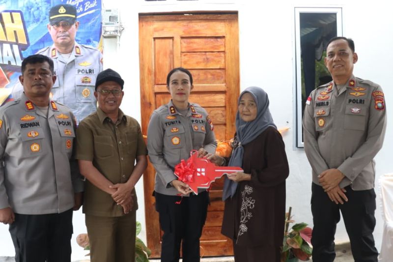 Bikin Haru! Polres Karimun Serahkan Rumah Baru untuk Warg...