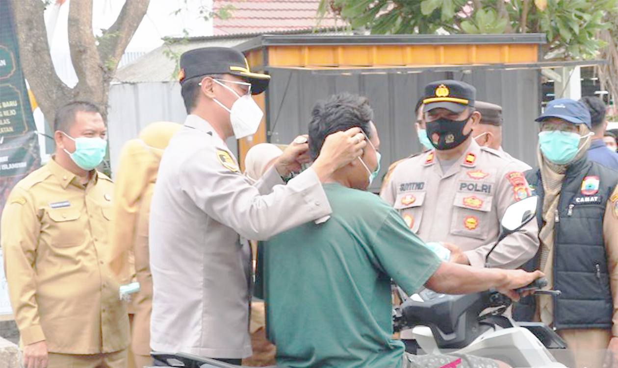 Hujan Abu Krakatau Serang Permukiman, Kapolres Lamsel Turun Tangan Bagikan Masker
