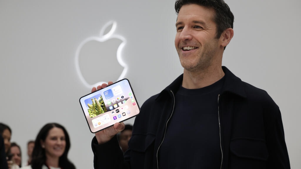 iPhone Duo, Ponsel Lipat Pertama Apple dan Era Baru Kepemimpinan John Ternus