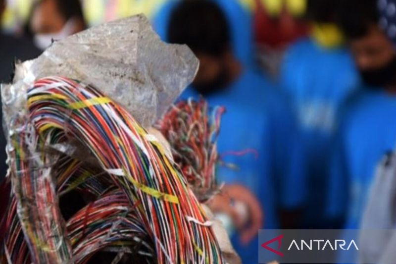 Kabel PLN Dicuri, Pasokan Listrik di Cipayung Alami Gangguan
