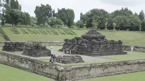 Kesederhanaan yang Menyimpan Arsitektur dan Kosmologi Kuno