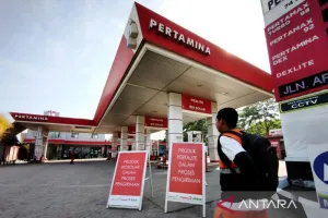 Nunggu Pasokan, Warga di Makassar Antre Beli BBM di SPBU sejak Subuh