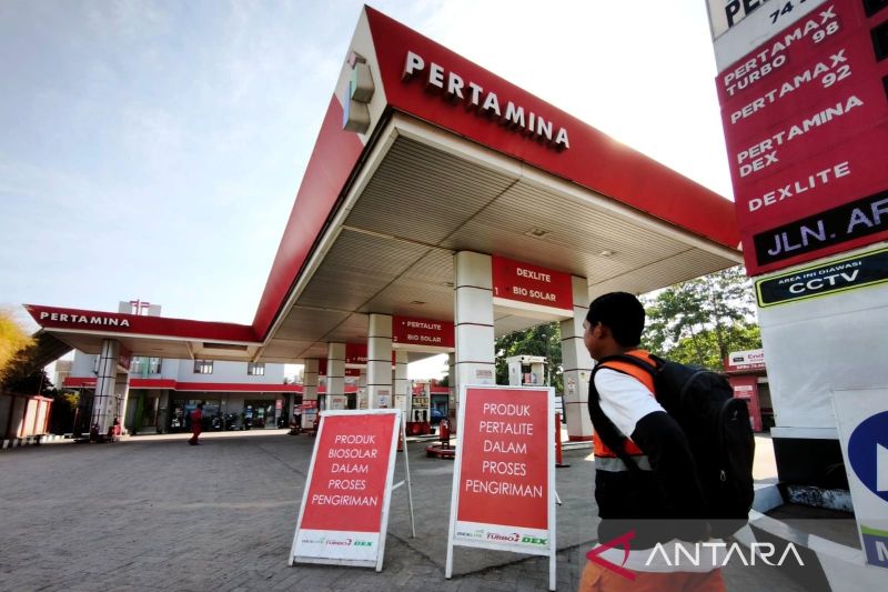 Nunggu Pasokan, Warga di Makassar Antre Beli BBM di SPBU sejak Subuh
